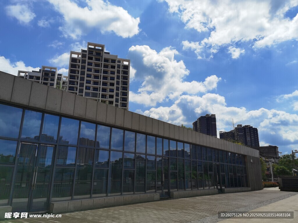 現(xiàn)代建筑與藍(lán)天白云景觀