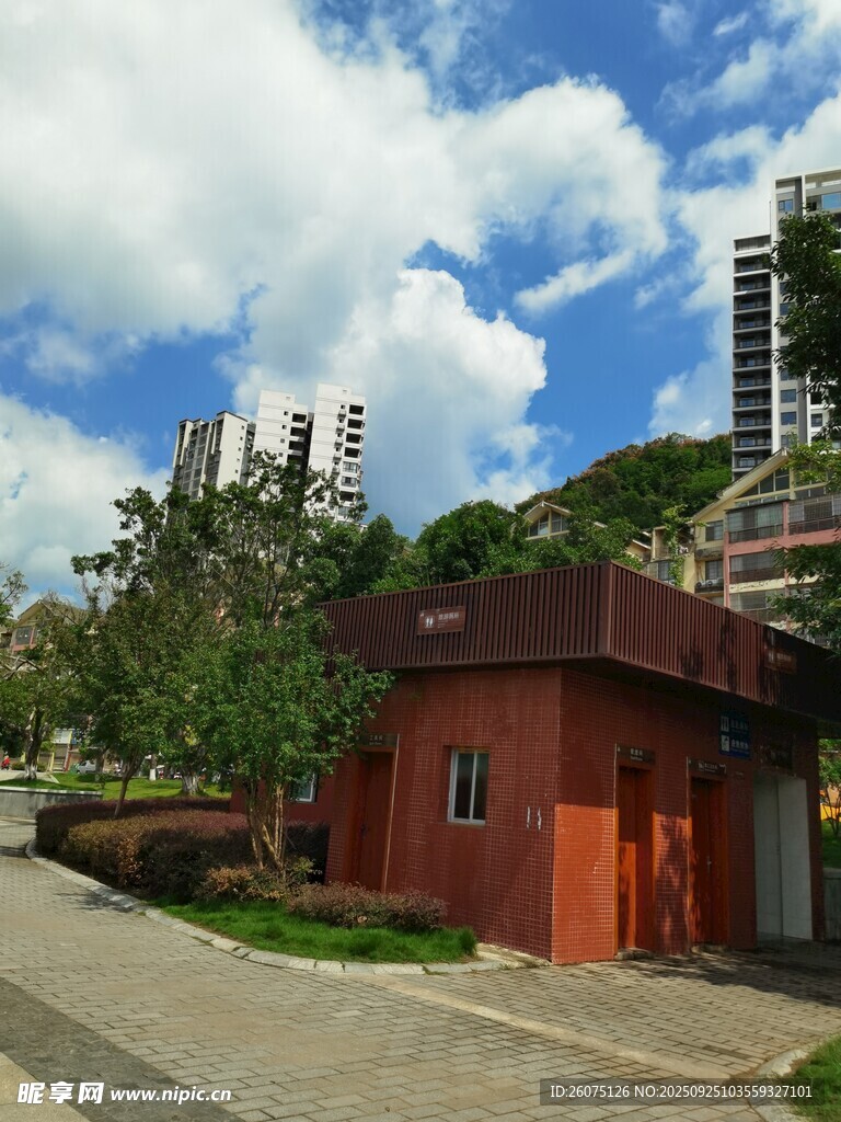 紅墻小屋與城市背景景觀
