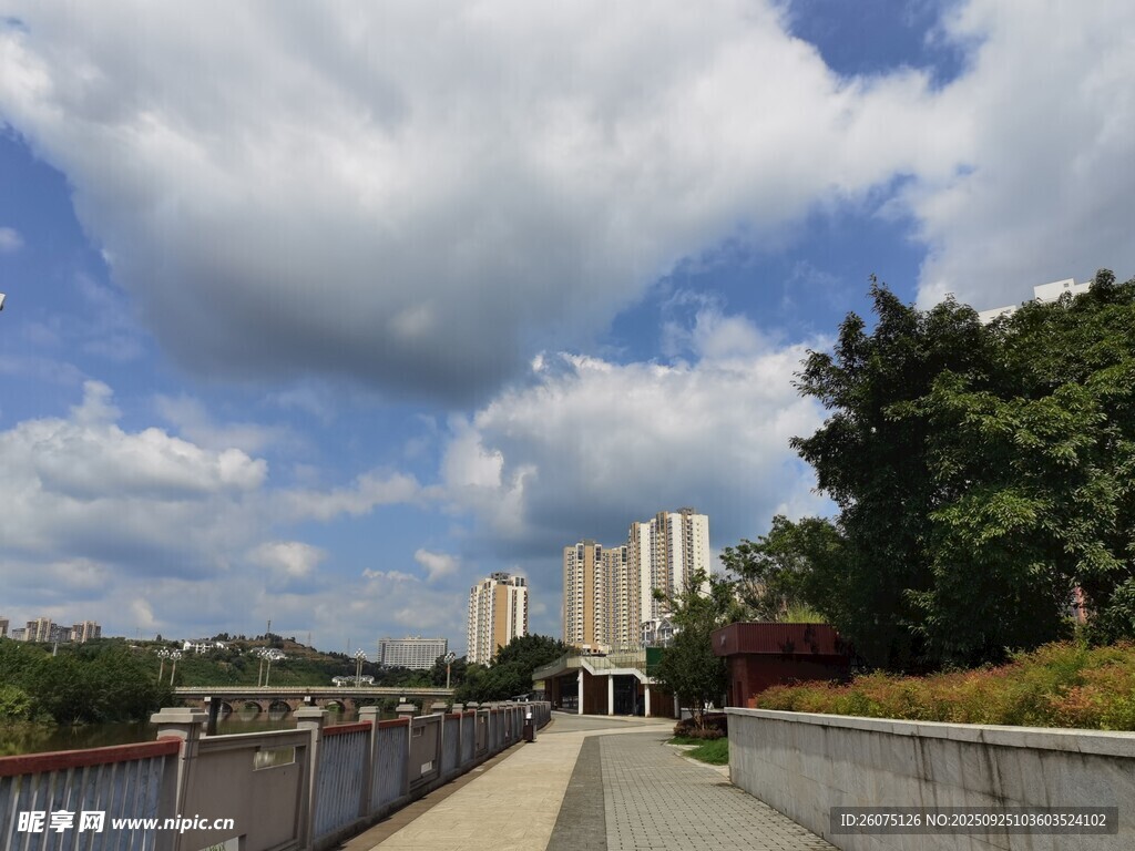 河畔城市風(fēng)光美景