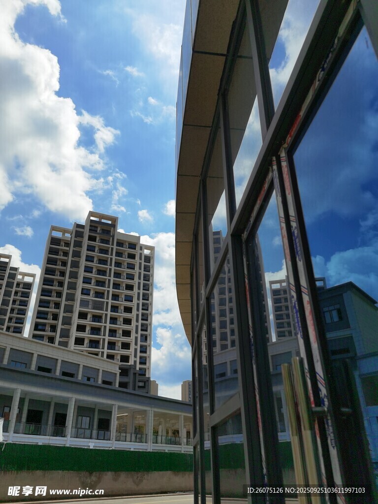 現(xiàn)代建筑與藍天白云景觀
