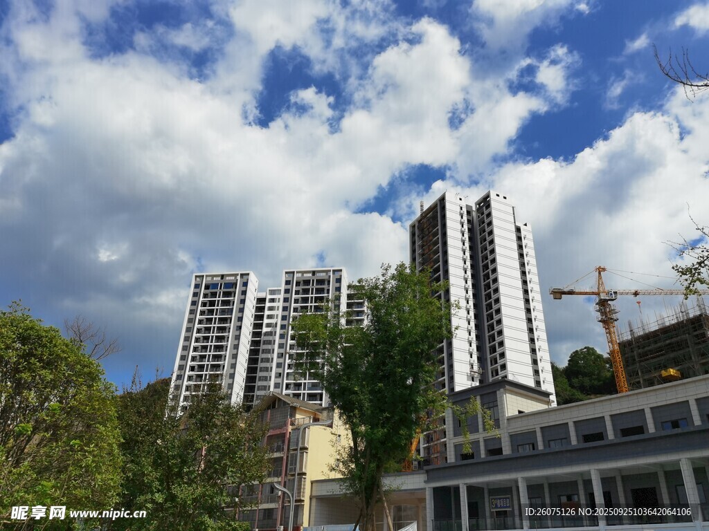 城市高樓與藍天白云景觀