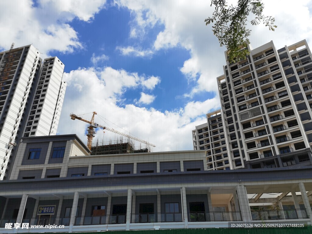 城市中在建的高樓景觀