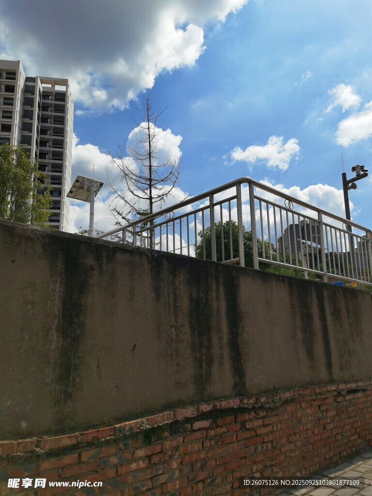 城市墻邊的藍(lán)天與建筑