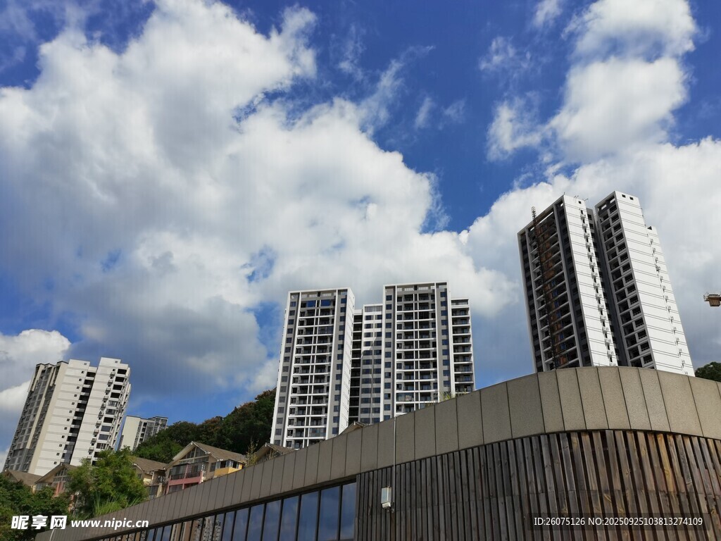 城市高樓與藍(lán)天白云景觀