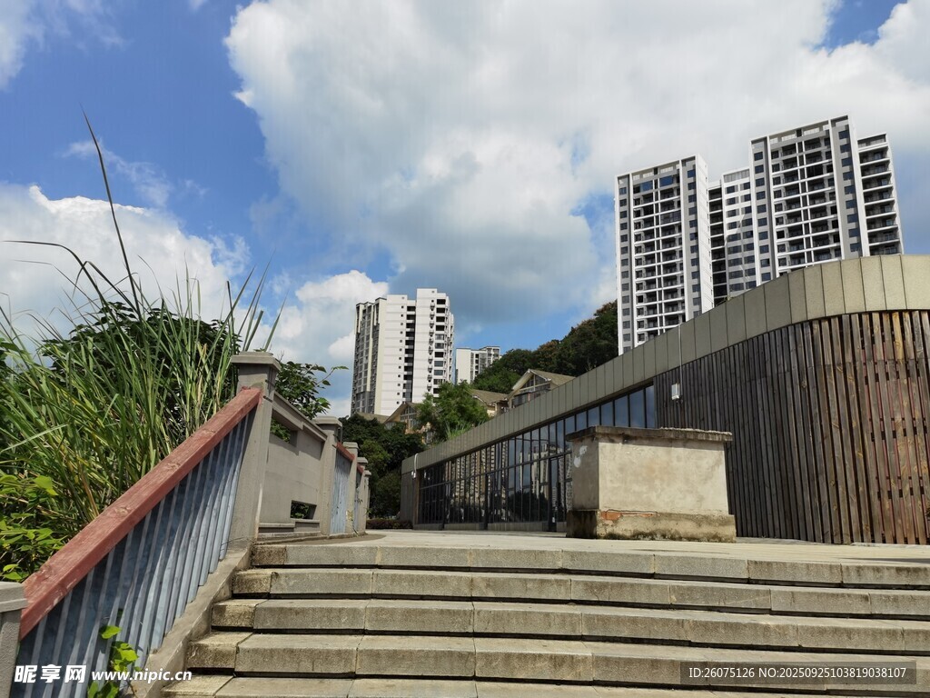 城市中通往高處的石階