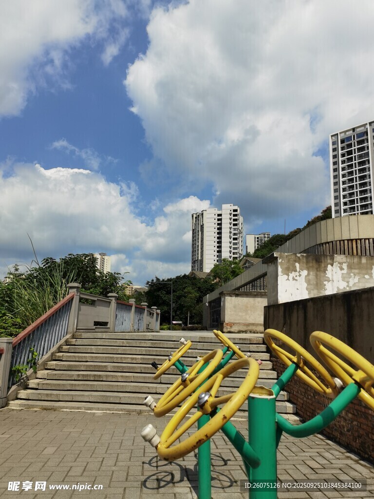 戶外健身區(qū)的多彩健身器材