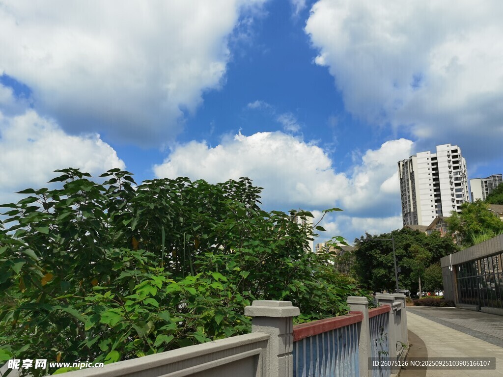 藍天白云下的城市風景