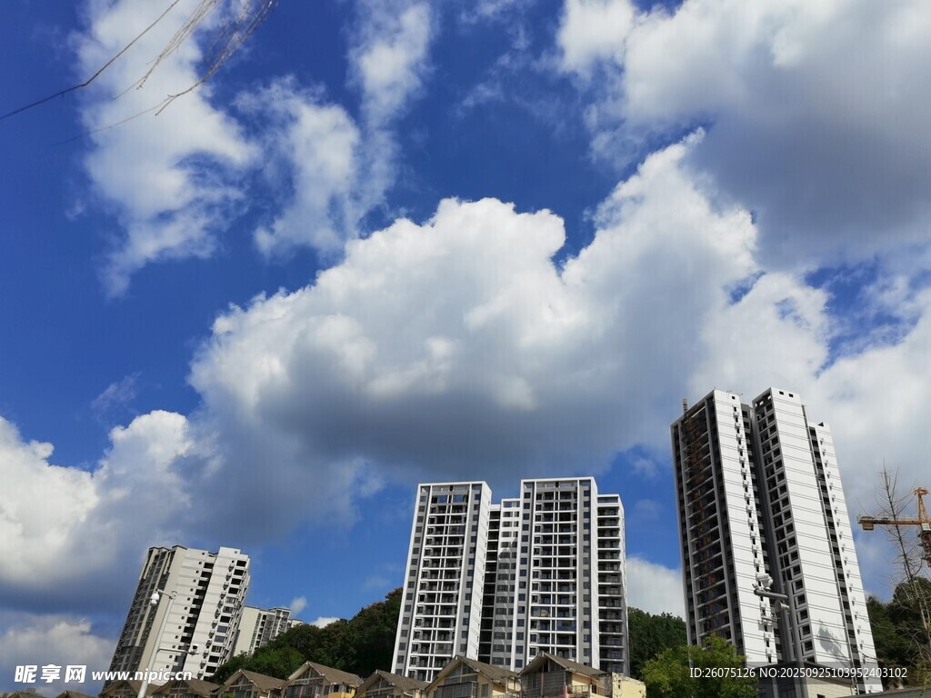 藍(lán)天白云下的城市高樓