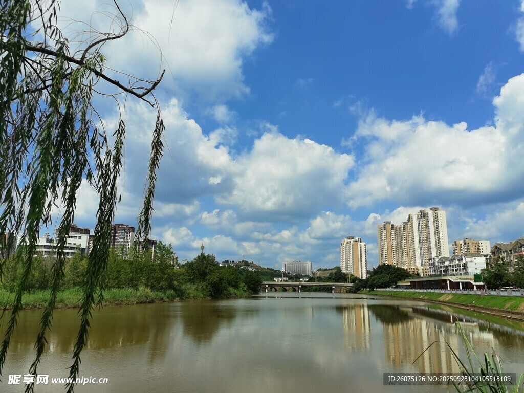 河畔城市風(fēng)光景致宜人