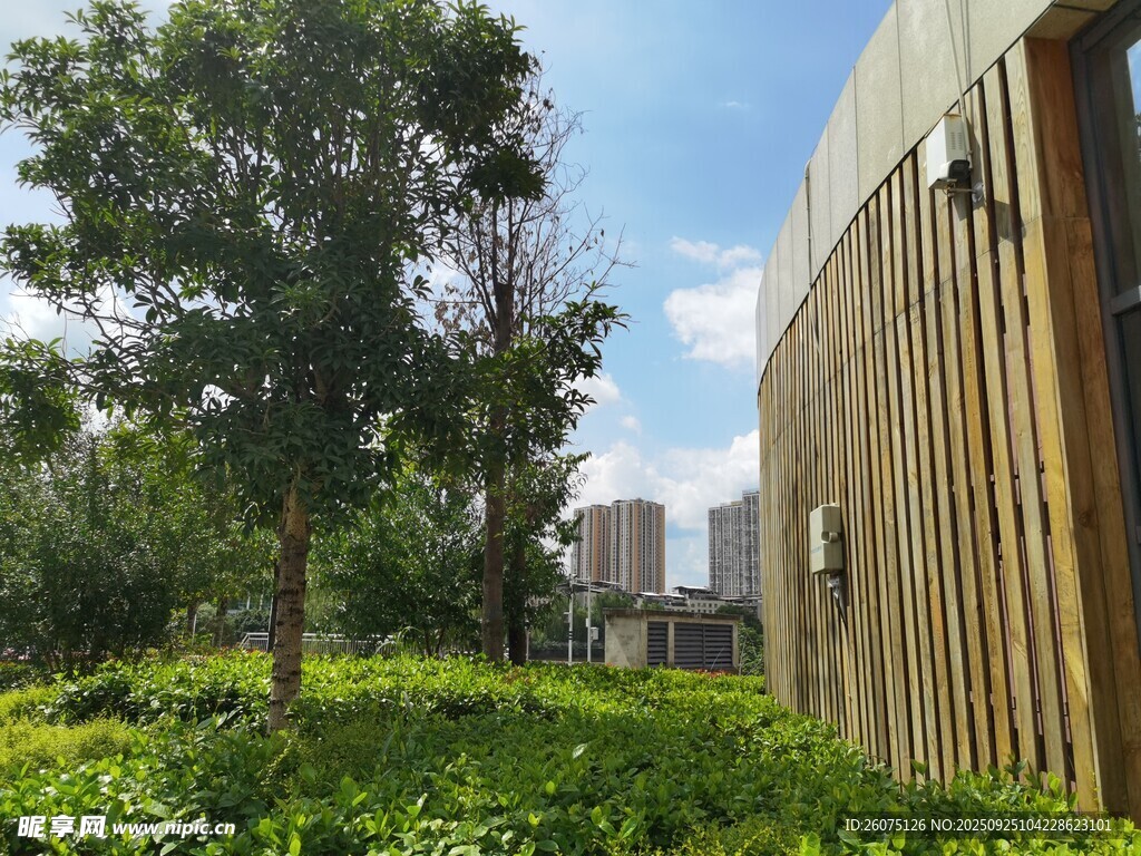 戶外綠植環(huán)繞的建筑景觀