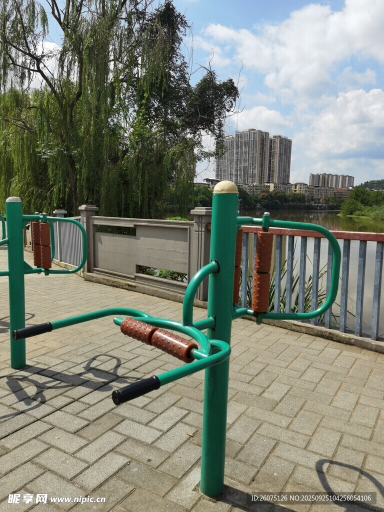 戶外小區(qū)健身器材場景