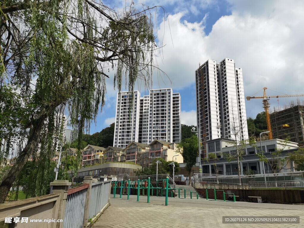 城市河畔景觀與高樓