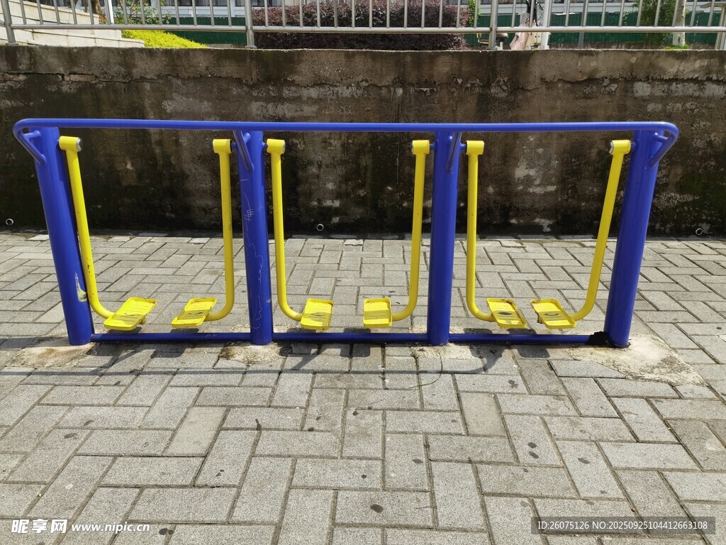 戶外健身器材藍(lán)黃搭配
