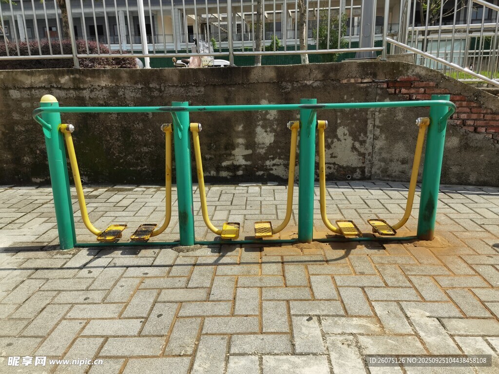 戶外黃綠相間健身器材