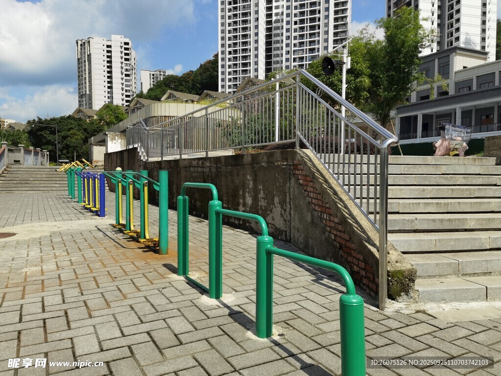 城市步道旁的綠色護(hù)欄設(shè)施
