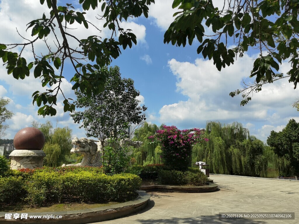 園林景觀中的寧?kù)o小道