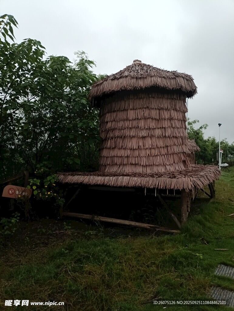 鄉(xiāng)村草頂儲(chǔ)物小屋