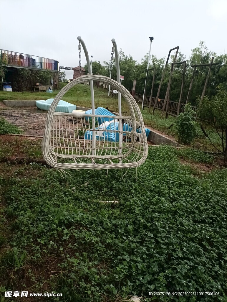戶外田園中的特色鳥(niǎo)籠景觀