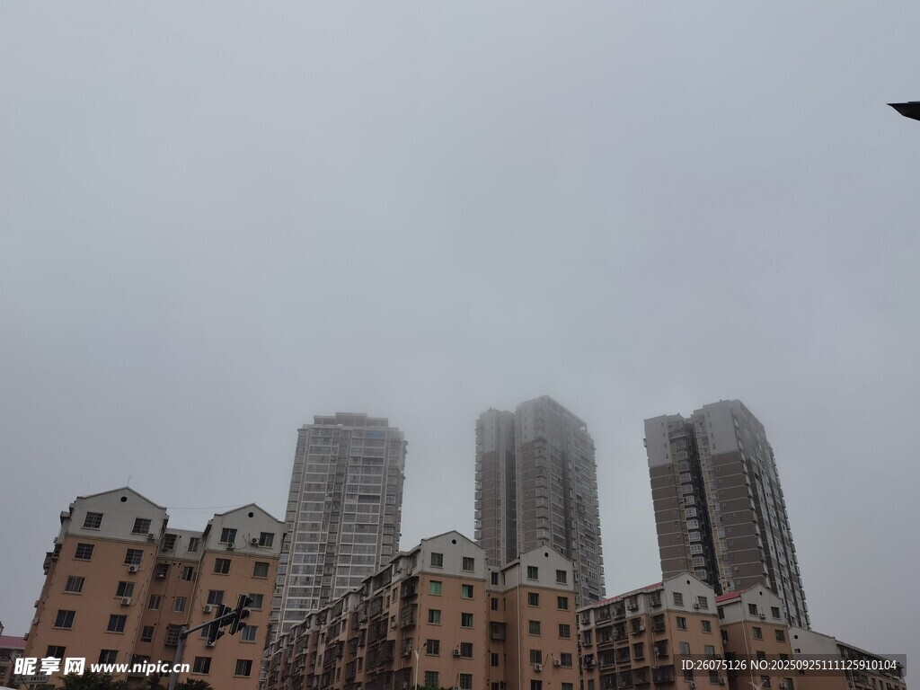 陰天中的城市高樓景觀