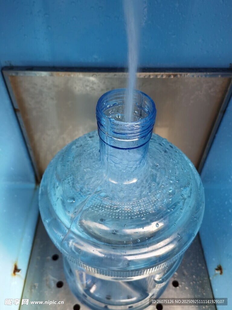 大桶水正在灌裝