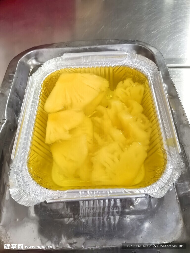 鋁箔盒中的黃色塊狀食物