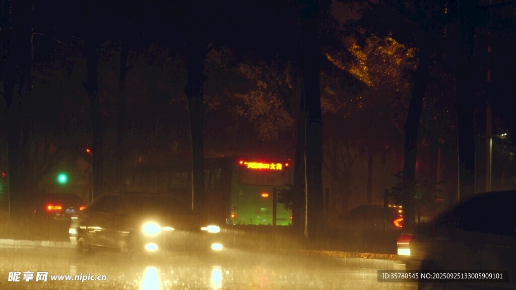 夜晚城市道路行車景象