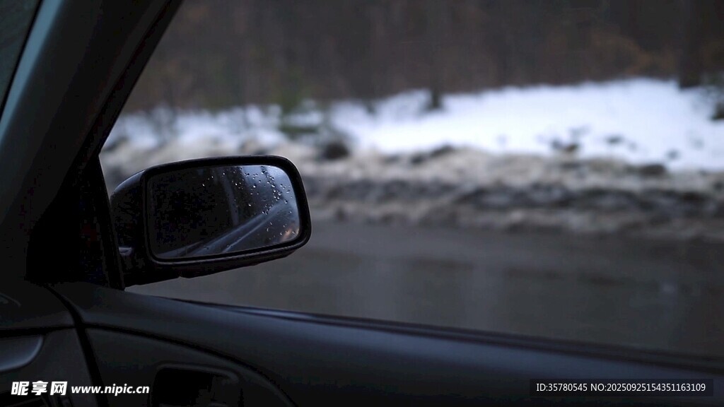 車內(nèi)視角看車外雪景
