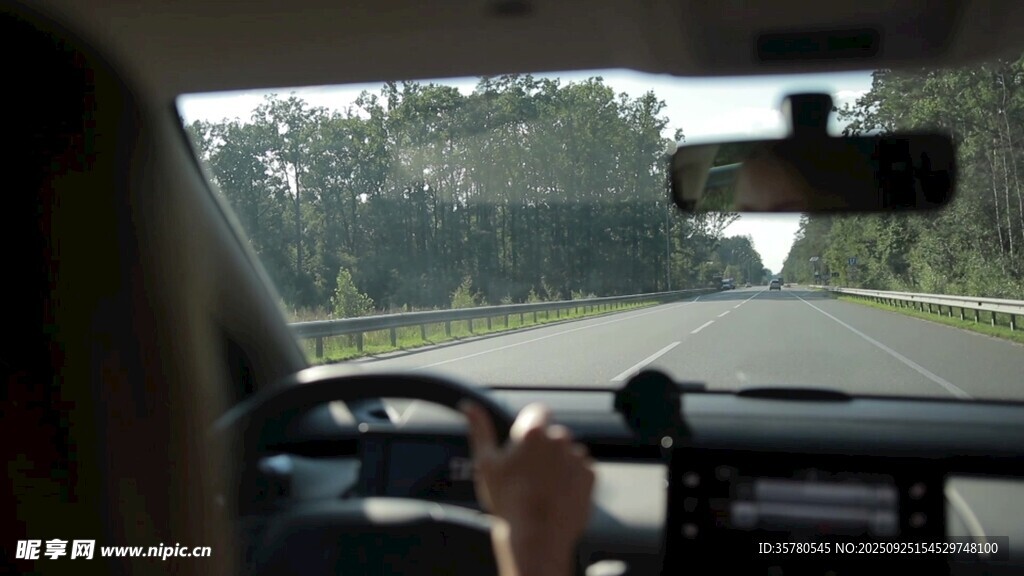 車內視角的駕駛場景
