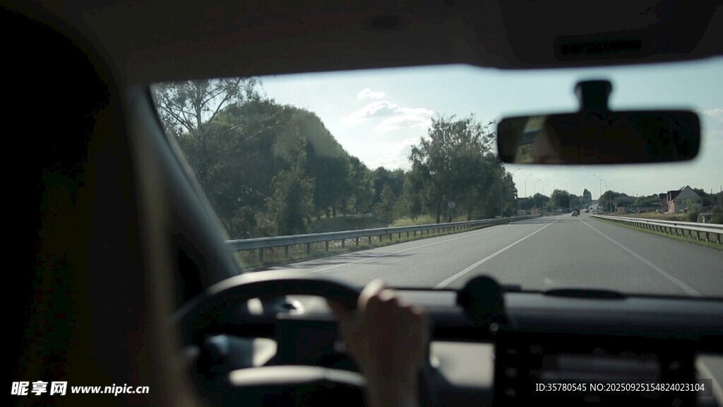 車(chē)內(nèi)視角的公路駕駛場(chǎng)景