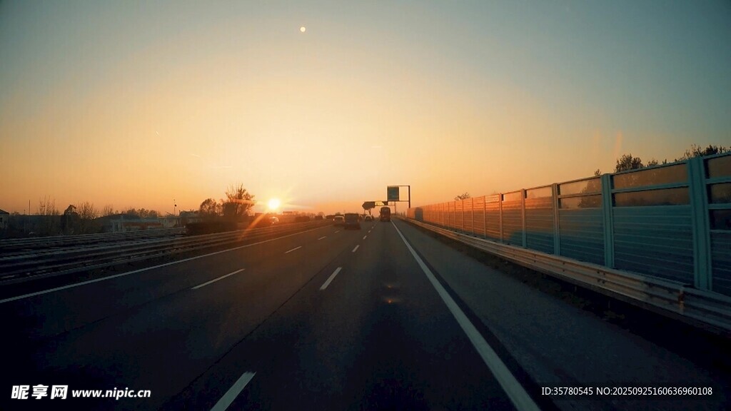 公路上的絕美日落景象