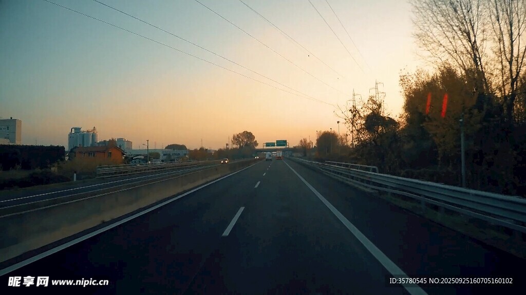 黃昏下的寬闊公路