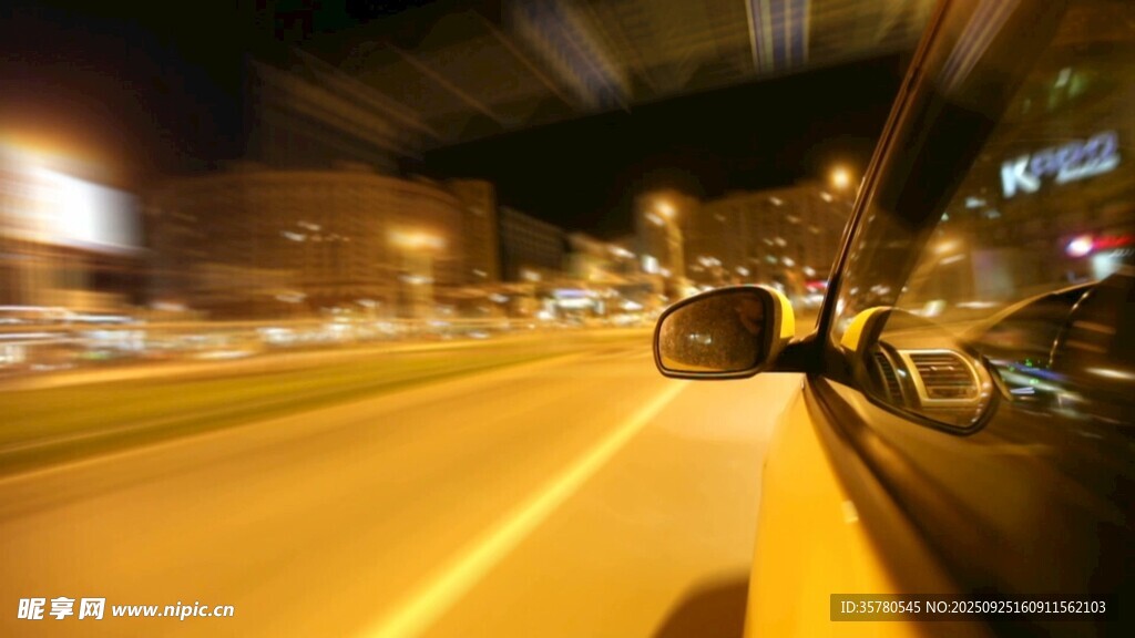 夜間行車后視鏡視角畫面