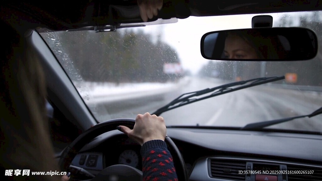 雨中駕車視角