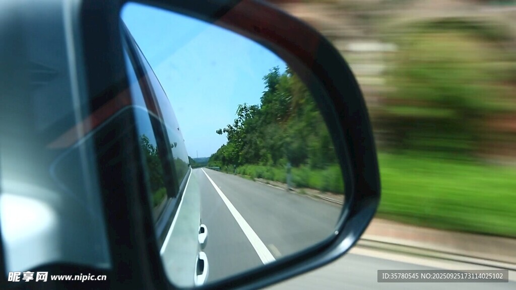 車后視鏡中的道路風(fēng)景