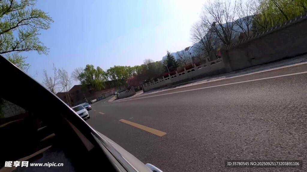 車內(nèi)視角的道路風(fēng)景