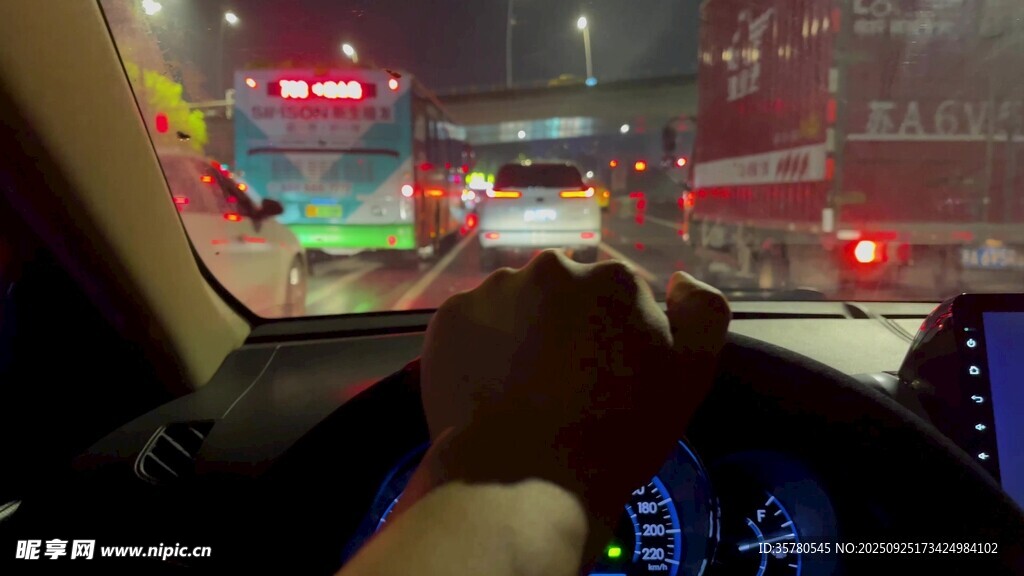 夜晚車內(nèi)駕駛視角場(chǎng)景