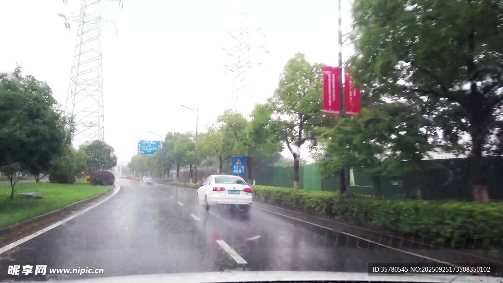 雨中公路上行駛的白色汽車