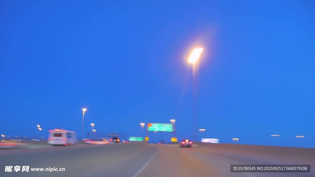 夜幕下的公路與明亮路燈