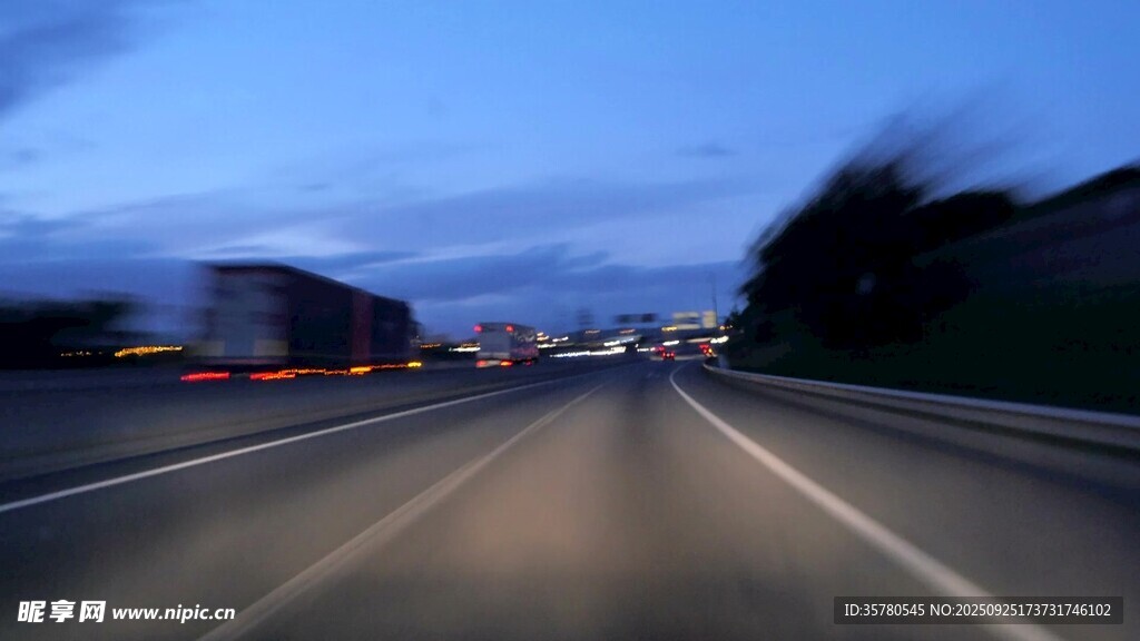 黃昏下飛馳的公路景象