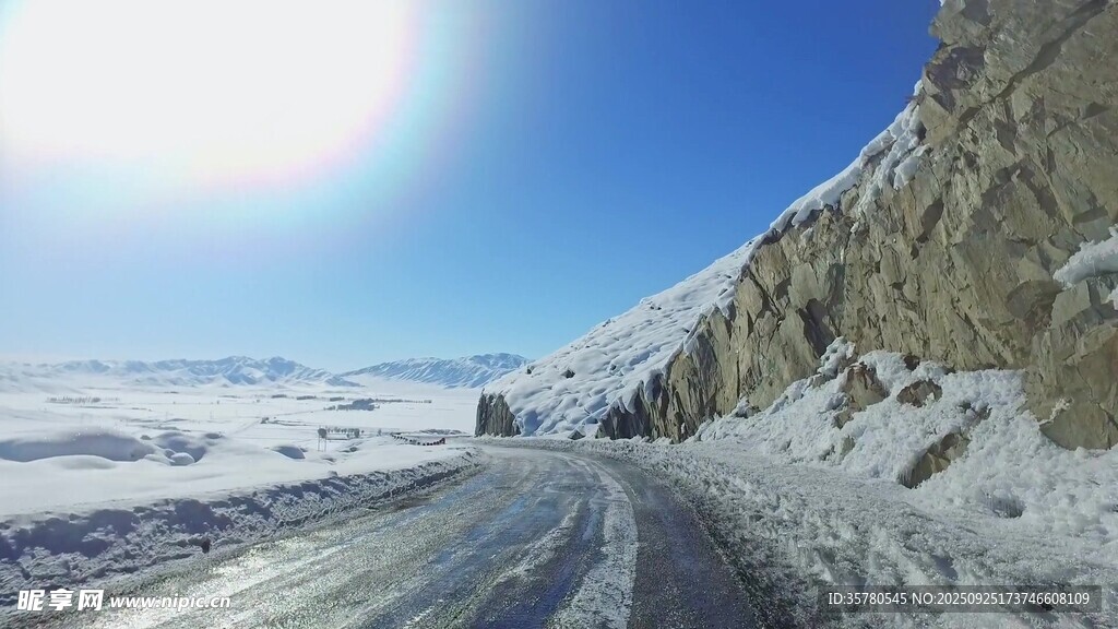 冬日雪覆公路壯麗景象