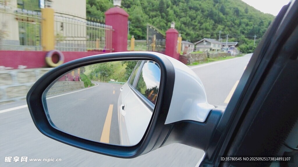 車鏡中的道路風(fēng)景