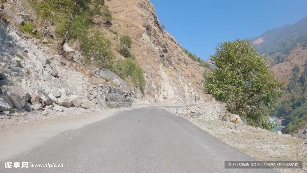 山間蜿蜒公路風(fēng)景