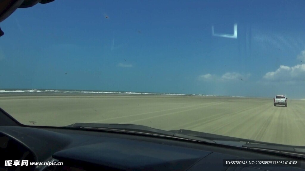 公路駕車視野開闊風(fēng)景