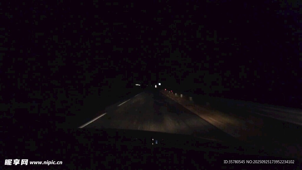 夜晚公路上的行駛景象