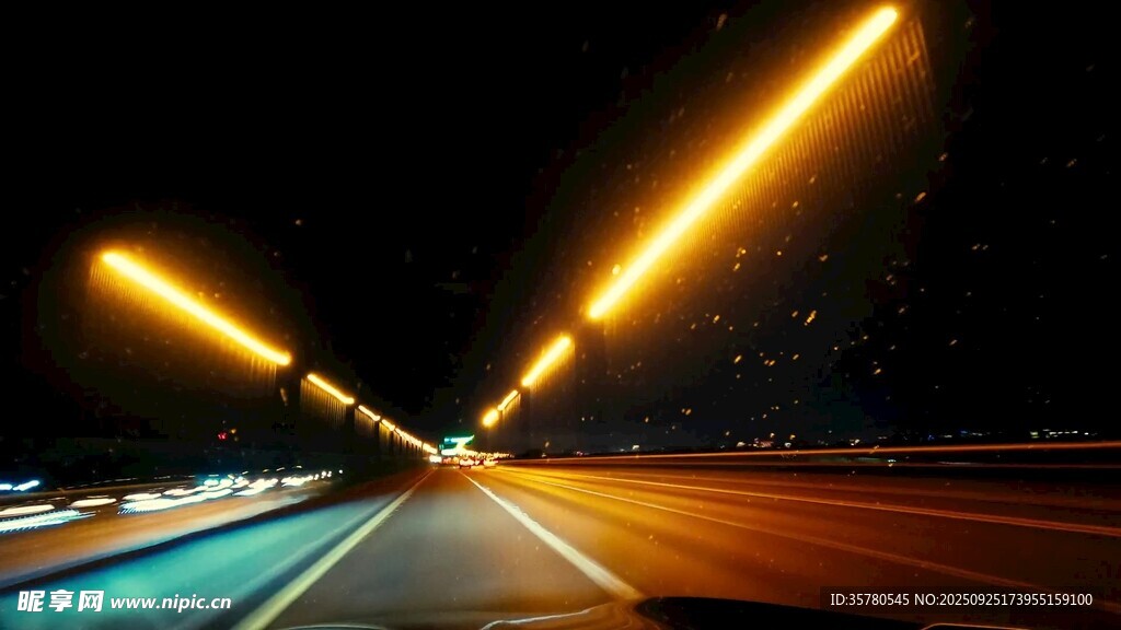夜間公路車燈光影軌跡