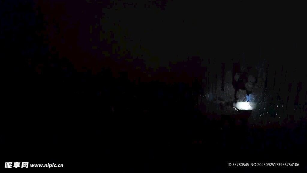 黑夜中的微光