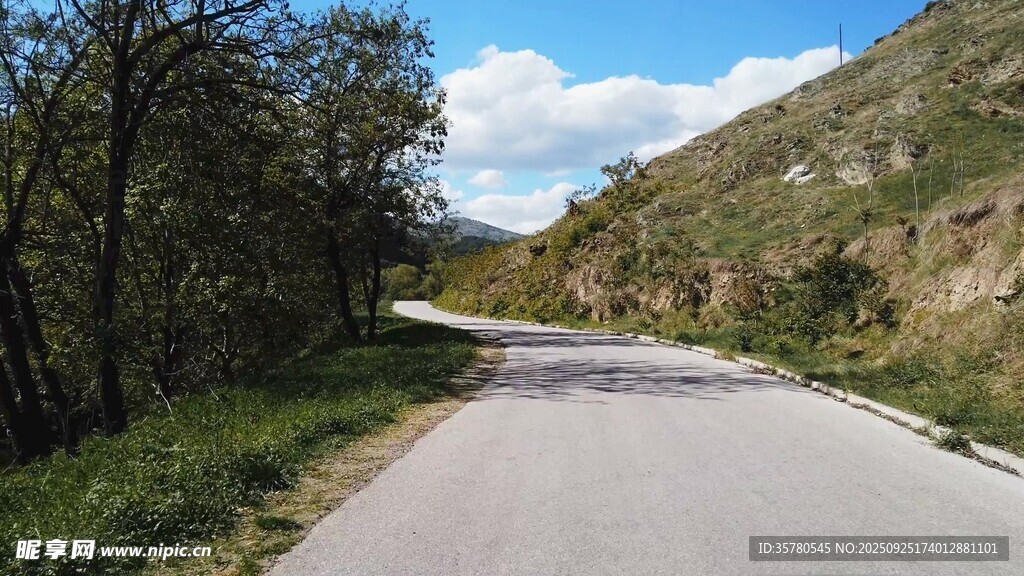 蜿蜒山間公路風(fēng)景秀麗