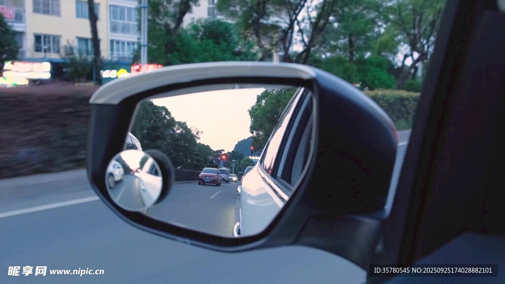 汽車后視鏡中的城市景象