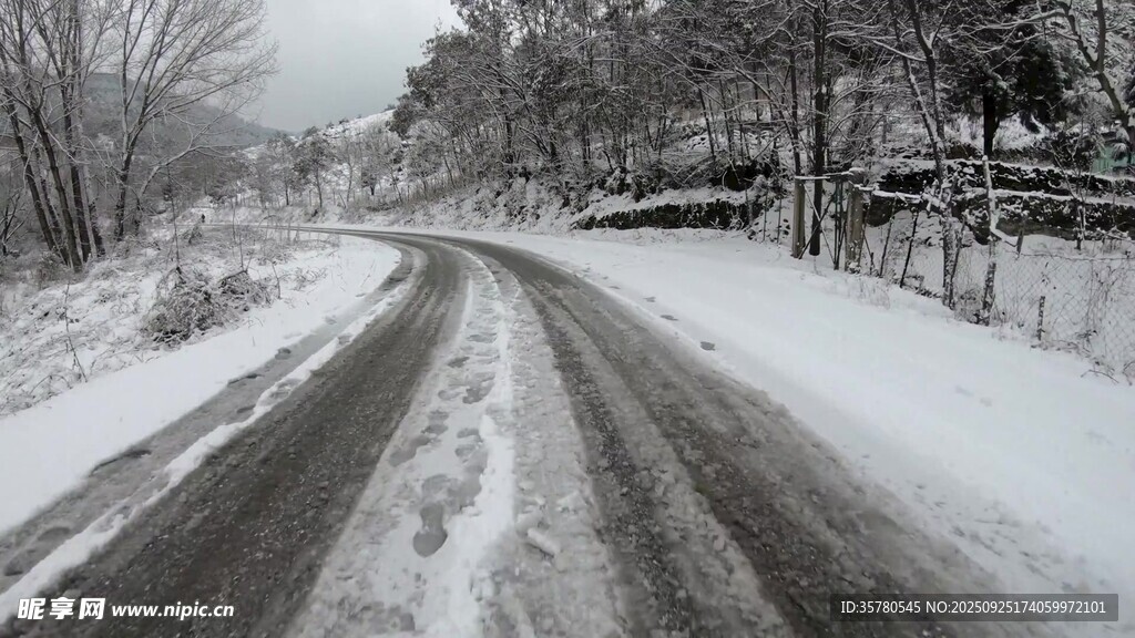 冬日雪覆公路景象