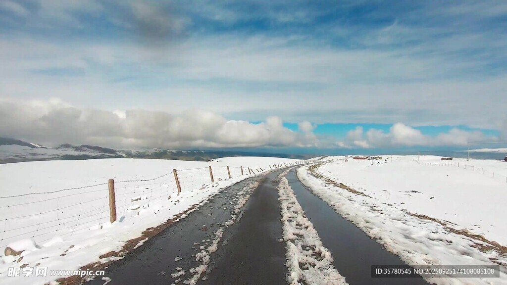 冬日雪覆公路美景